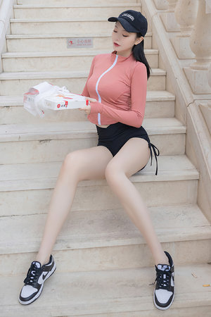 动漫美女不穿衣服